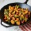 Tigaie Wok din fonta cu maner Chef Collection Lodge 31 cm L-C12W