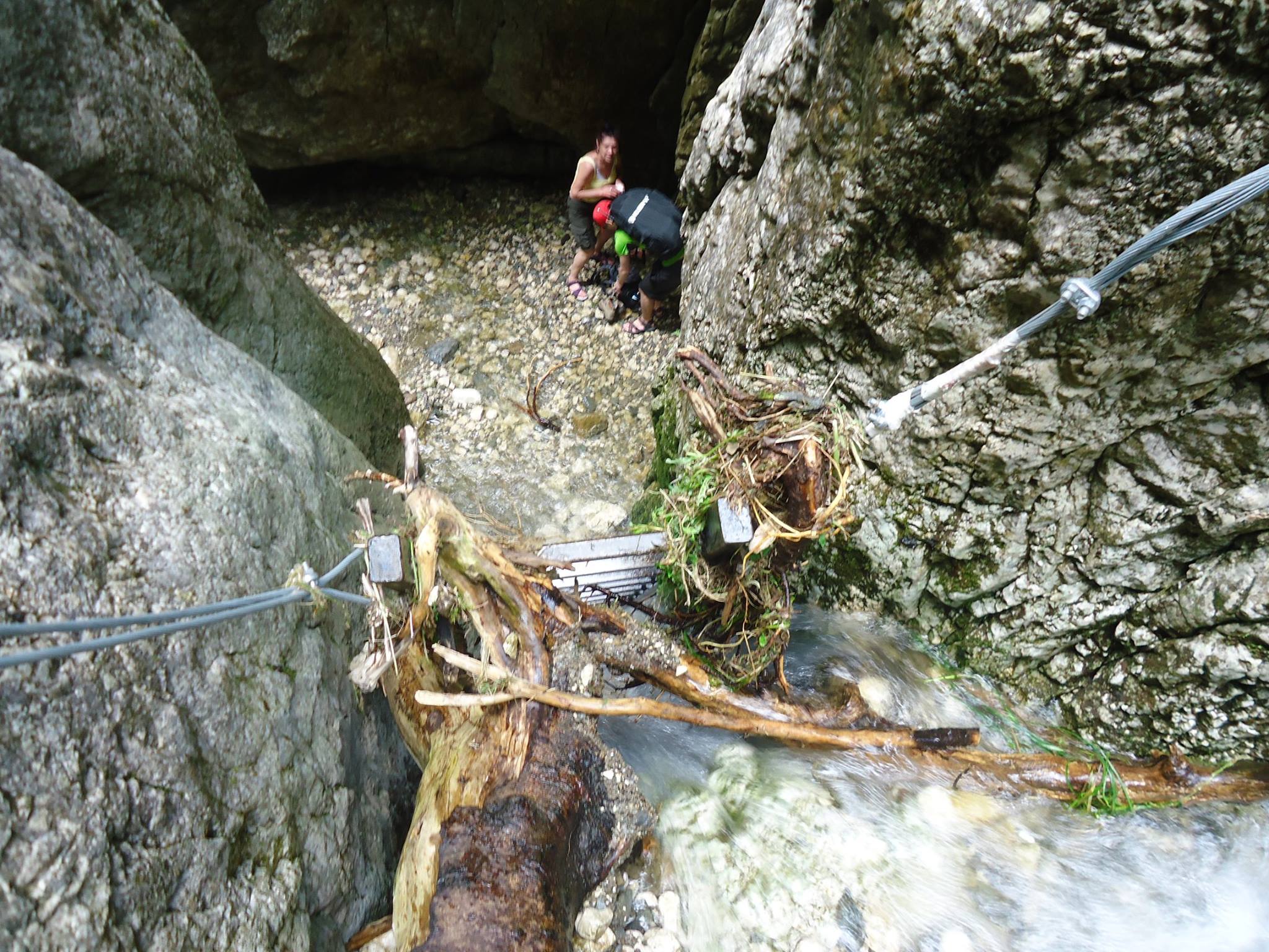 urcare prin cascada - traseul Valea Horoabelor - muntii Bucegi