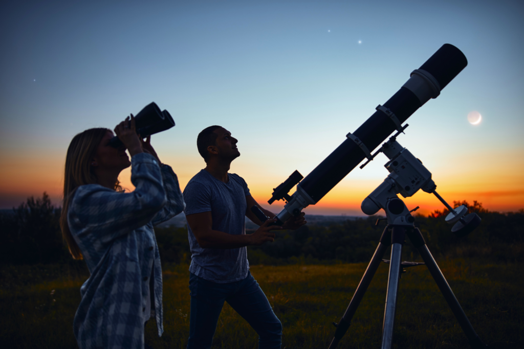 oameni cu binoclu astronomic si luneta